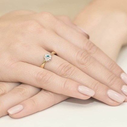 Pierścionek ze złota ze Szmaragdem 0,15ct i Diamentami próby 585. W-0072SZM